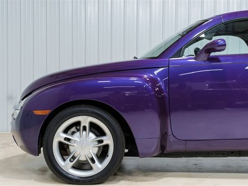 Used 2004 Chevrolet SSR w/ Preferred Equipment Group RWD image 12