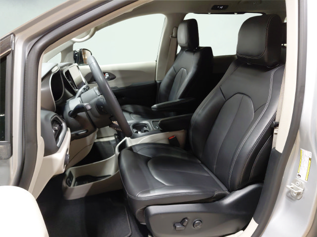 Used 2024 Chrysler Pacifica Touring-L FWD image 30