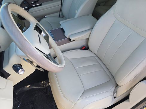 Used 2025 Land Rover Range Rover SE image 15