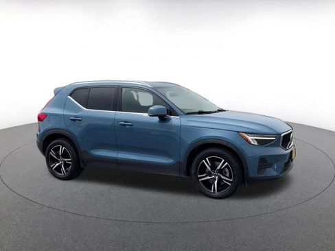 Used 2024 Volvo XC40 B5 Core AWD/4WD image 2