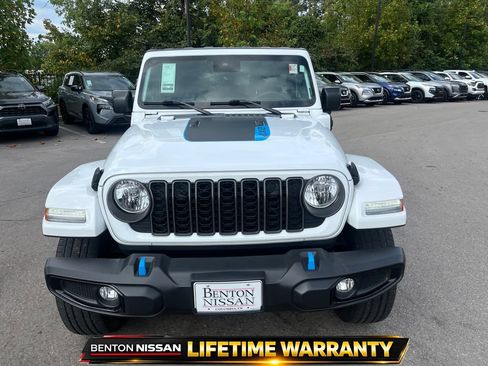 Used 2024 Jeep Wrangler Unlimited w/ Convenience Group AWD/4WD image 9