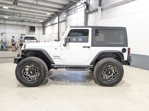 Used 2018 Jeep Wrangler Sport AWD/4WD image 5