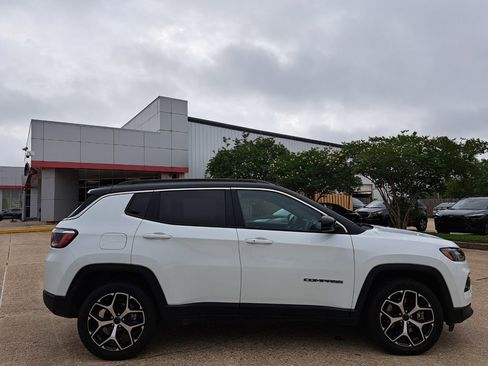 Used 2025 Jeep Compass Limited AWD/4WD image 4