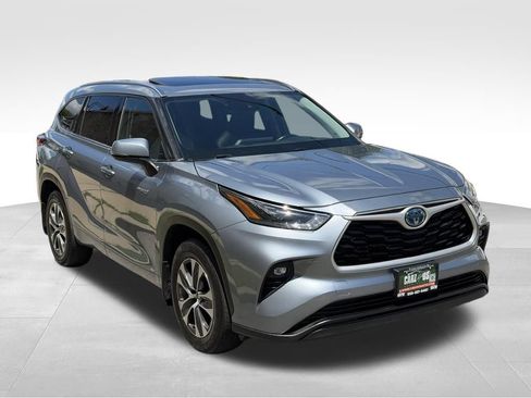 Used 2021 Toyota Highlander XLE AWD/4WD image 3