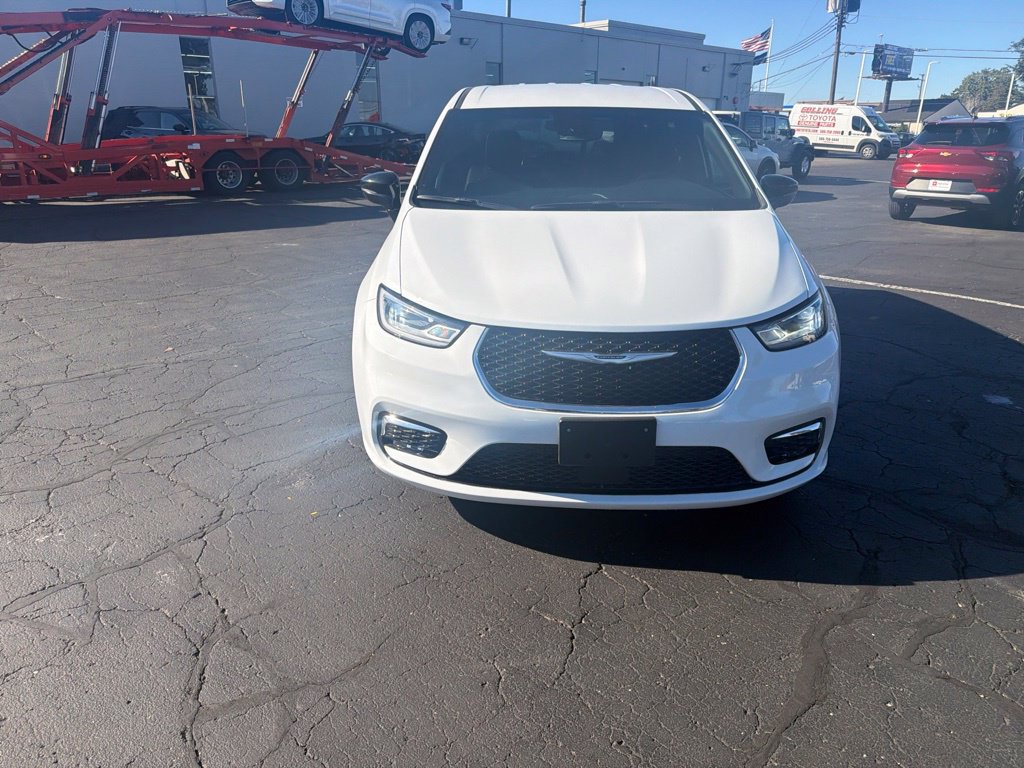 Used 2026 Chrysler Pacifica Select FWD image 3