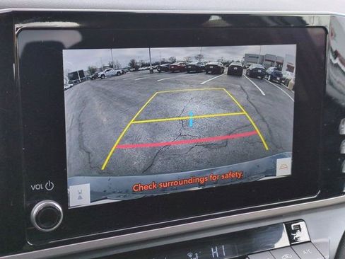 Used 2025 Toyota Camry SE image 12