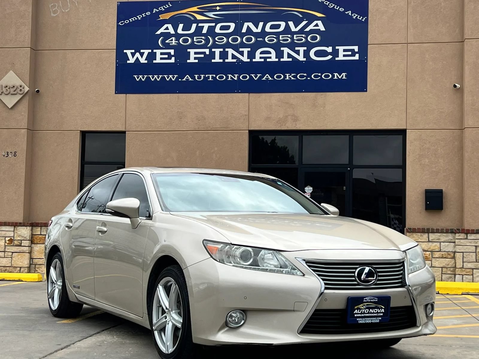 Used 2013 Lexus ES 300h w/ Luxury Pkg FWD image 4
