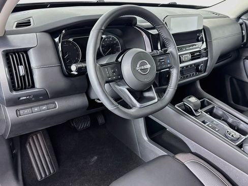 Used 2025 Nissan Pathfinder SL AWD/4WD image 9