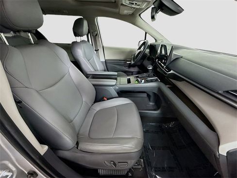 Certified 2021 Toyota Sienna XLE image 30