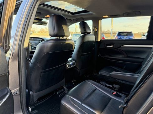 Used 2019 Toyota Highlander XLE image 6