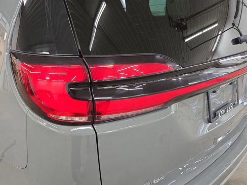 Certified 2025 Chrysler Pacifica Select FWD image 36