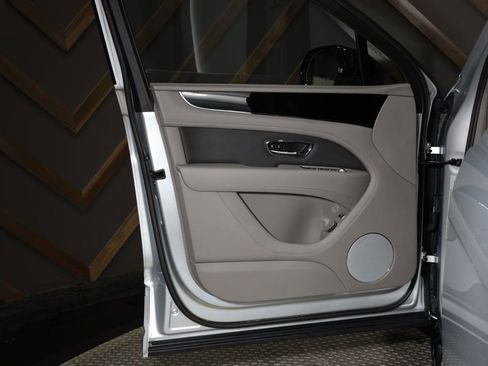 Used 2022 Bentley Bentayga image 22