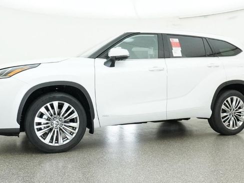 New 2026 Toyota Highlander Platinum AWD/4WD image 18