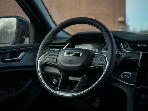 New 2025 Jeep Grand Cherokee L Altitude image 17