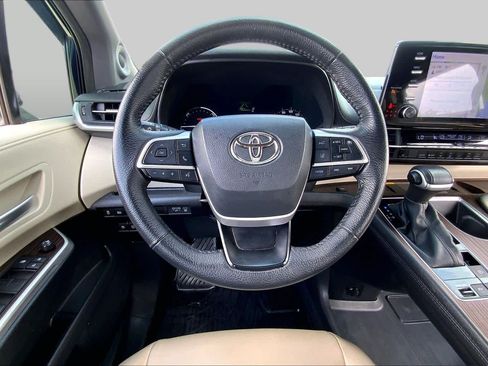 Used 2023 Toyota Sienna XLE w/ XLE Plus Package FWD image 6