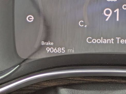 Used 2022 Chrysler Pacifica Limited w/ Uconnect Theater Family Group FWD image 35