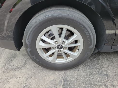Used 2024 Kia Carnival LX FWD image 7