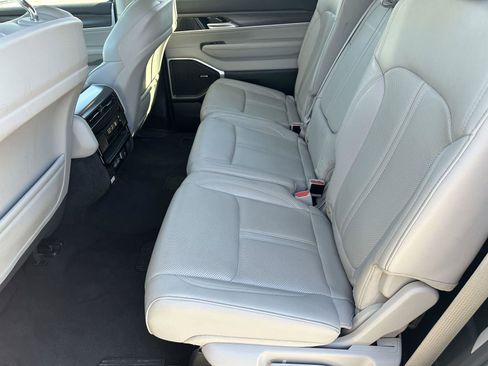 Used 2024 Jeep Wagoneer L Series II image 20