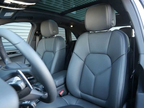 New 2026 Porsche Macan image 5