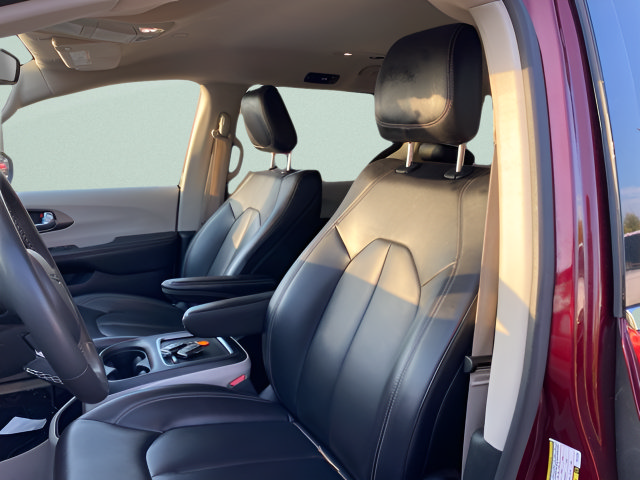 Used 2023 Chrysler Pacifica Touring-L FWD image 11