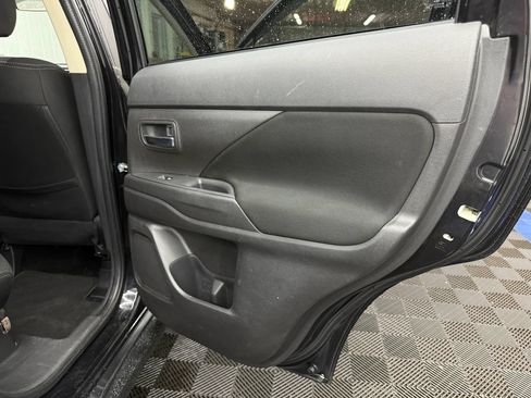 Used 2017 Mitsubishi Outlander SE FWD image 8