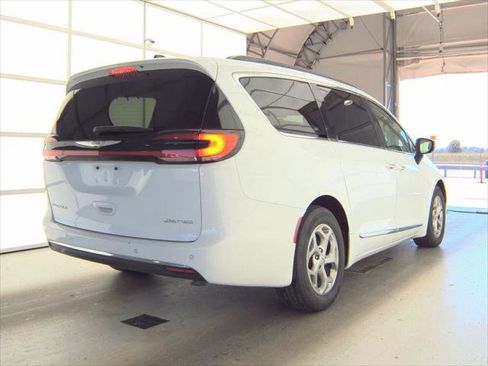 Used 2023 Chrysler Pacifica Limited FWD image 4