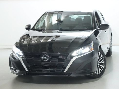 Used 2024 Nissan Altima 2.5 SV FWD image 3