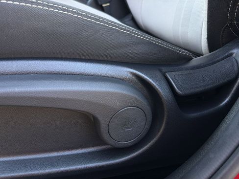 Used 2022 Hyundai Venue SEL FWD image 17
