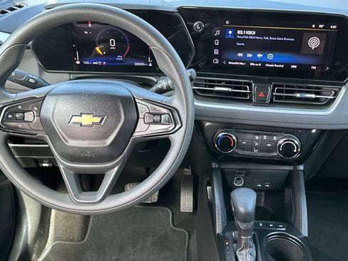 Used 2025 Chevrolet TrailBlazer LT AWD/4WD image 14