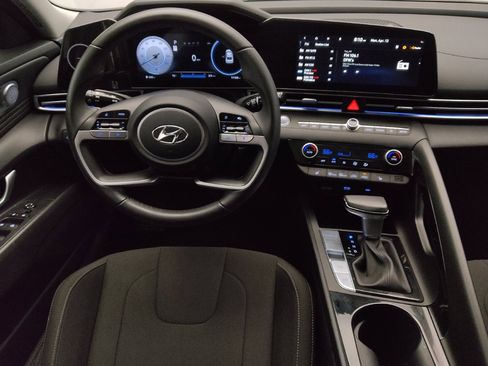 Used 2025 Hyundai Elantra SEL image 22