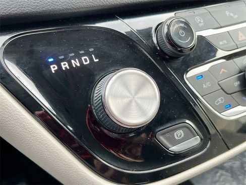 Used 2019 Chrysler Pacifica Touring-L Plus w/ Tire & Wheel Group image 17