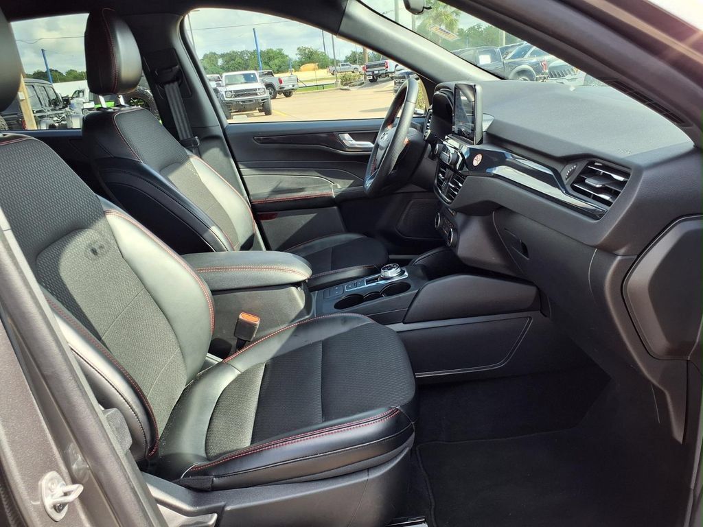 Used 2025 Ford Escape ST-Line Select AWD/4WD image 27