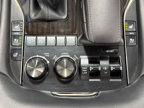 Used 2019 Lexus LX 570 4WD w/ Luxury Package image 32