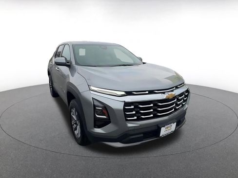 Used 2025 Chevrolet Equinox LT FWD image 3