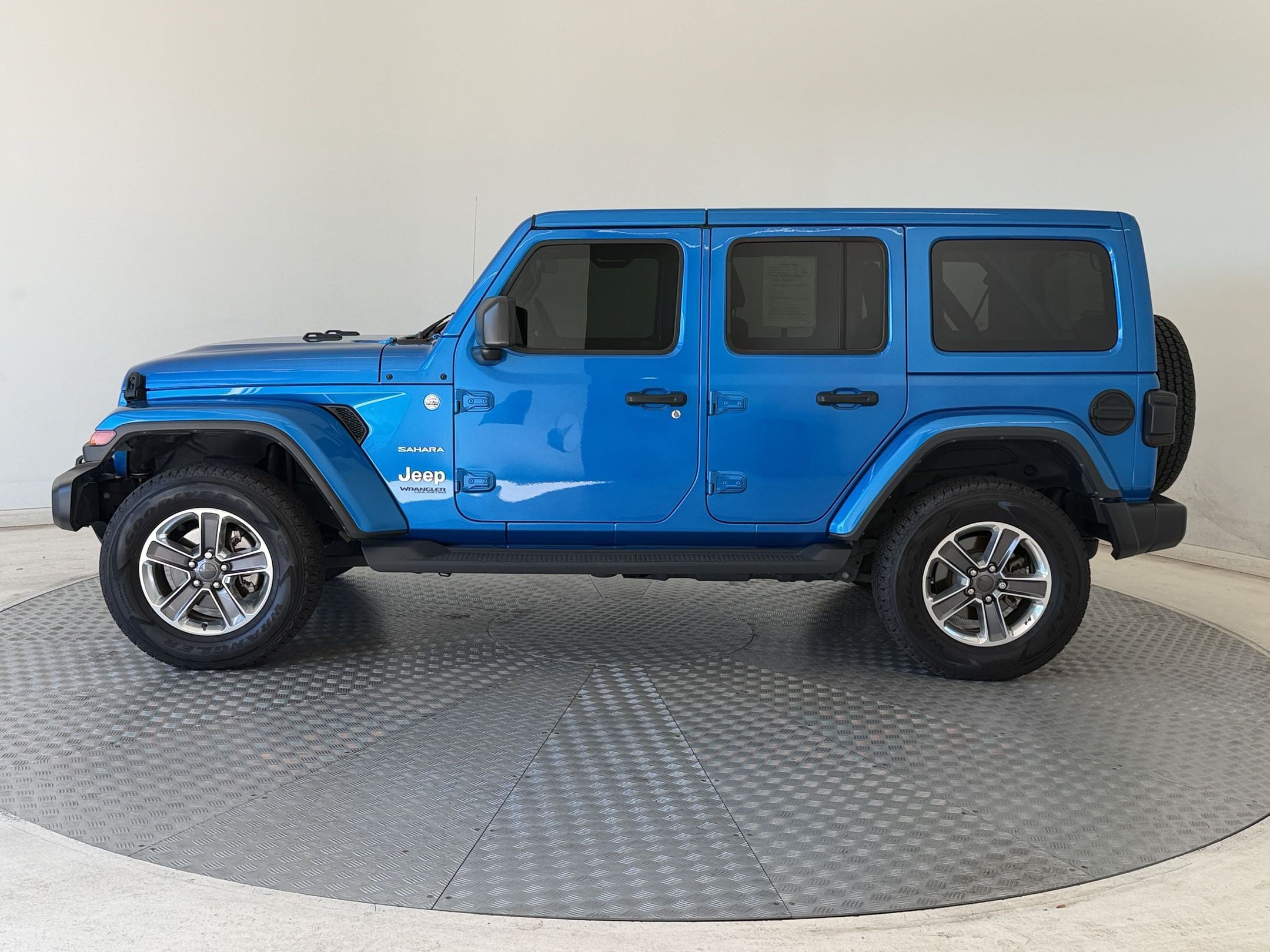 Used 2021 Jeep Wrangler Unlimited Sahara AWD/4WD image 2