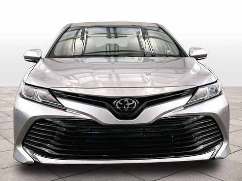 Used 2019 Toyota Camry LE w/ Convenience Package FWD image 3