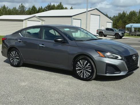 Used 2025 Nissan Altima 2.5 SV FWD image 2
