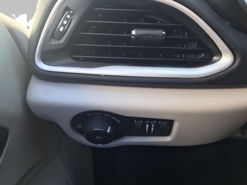 Used 2024 Chrysler Pacifica Touring-L FWD image 18