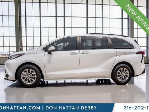 Used 2022 Toyota Sienna LE FWD image 2