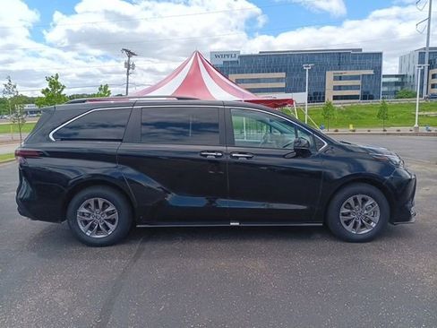 Used 2024 Toyota Sienna XLE FWD image 4