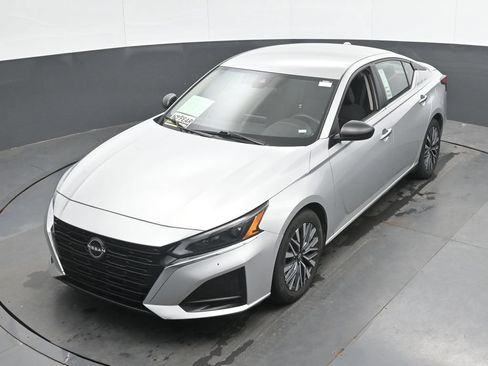 Used 2024 Nissan Altima 2.5 SV FWD image 32