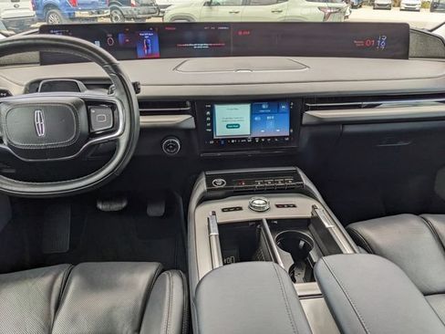 Used 2025 Lincoln Navigator Reserve AWD/4WD image 17