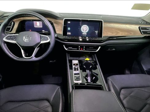 Used 2025 Volkswagen Atlas SE image 16