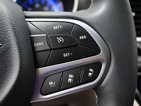 Certified 2022 Chrysler Pacifica Touring-L AWD/4WD image 30