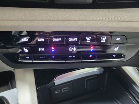 Used 2022 Buick Envision Essence w/ Safety Package FWD image 5