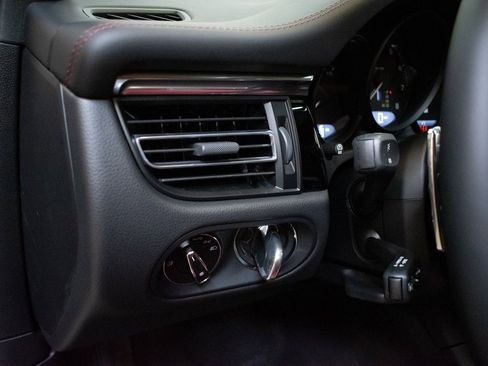 New 2026 Porsche Macan image 22