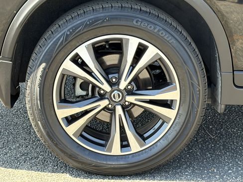 Used 2019 Nissan Rogue SV w/ Sun & Sound Touring Package AWD/4WD image 9