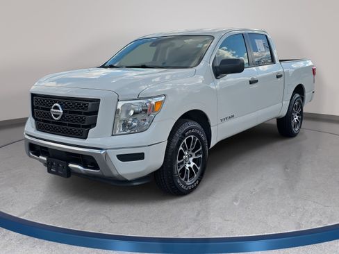 Used 2022 Nissan Titan SV image 1