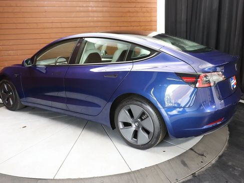 Used 2022 Tesla Model 3 Standard Range image 9