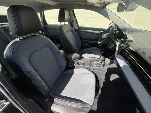 Used 2025 Volkswagen Jetta SE image 36